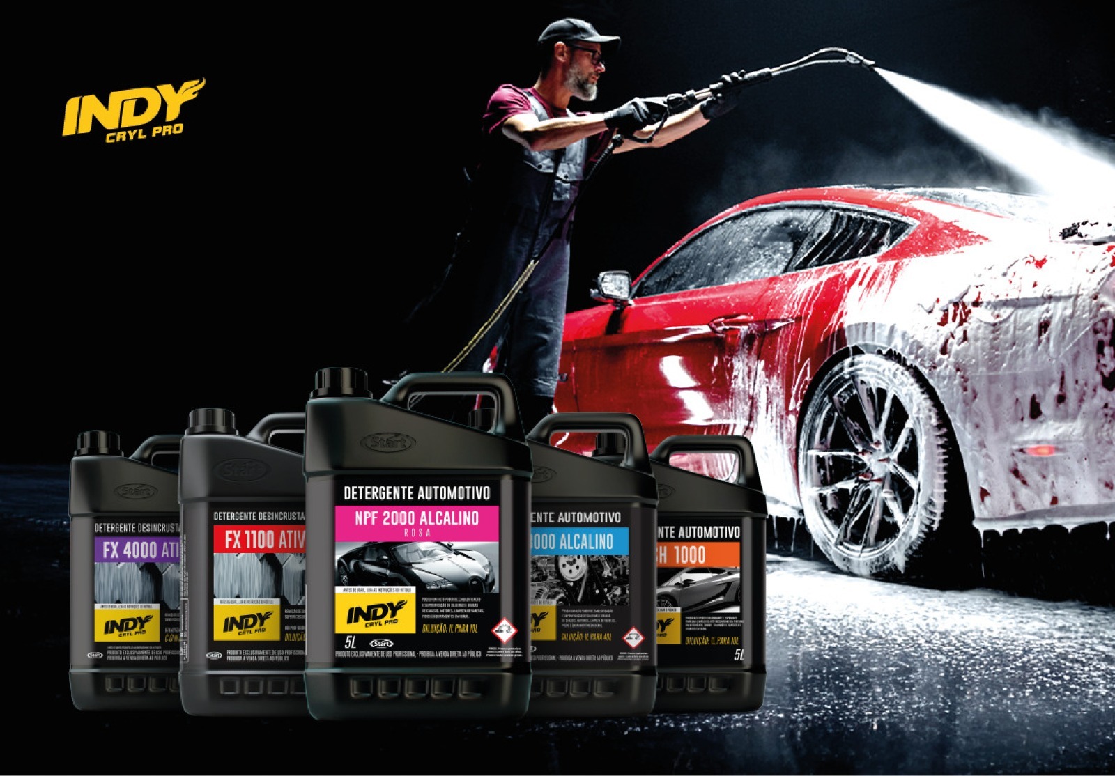 Homem lavando carro vermelho com lavadora de alta pressão. Em primeiro plano, galões de detergentes automotivos Indy Cryl Pro. Homem lavando carro vermelho com lavadora de alta pressão. Em primeiro plano, galões de detergentes automotivos Indy Cryl Pro.